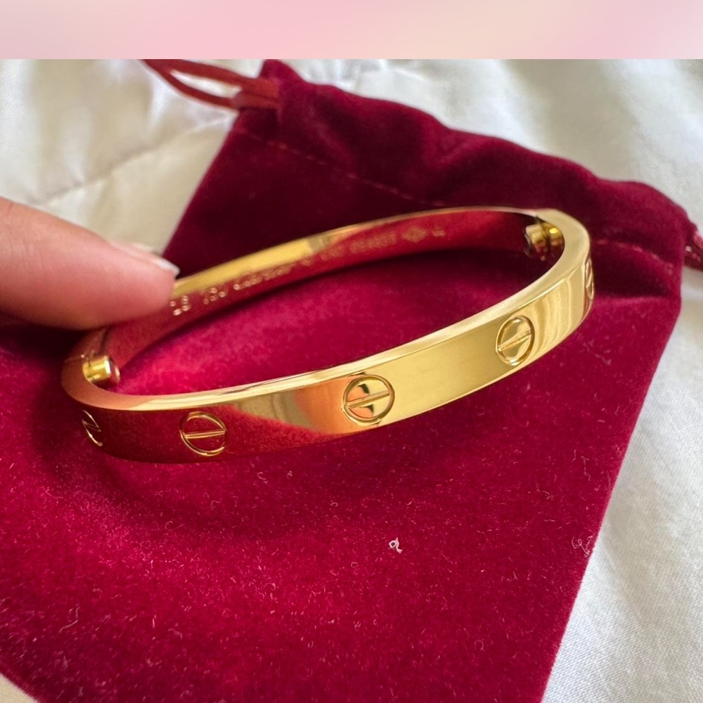 Luxurious Gold Bracelet with Iconic Design